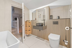 Main Bathroom- click for photo gallery